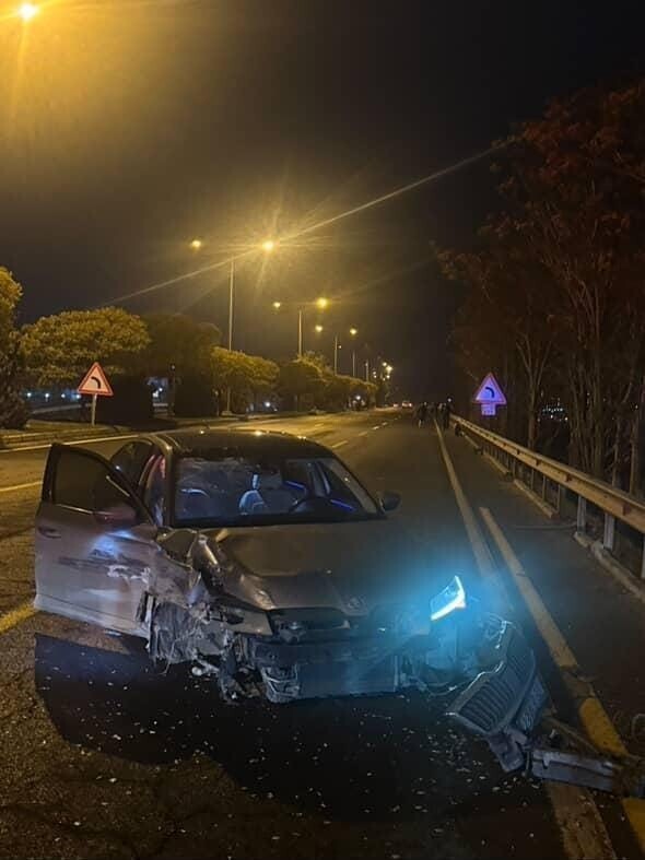 ELAZIĞ’DA SÜRÜCÜSÜNÜN DİREKSİYON HAKİMİYETİNİ KAYBETTİĞİ OTOMOBİL, KARŞI ŞERİDE GEÇEREK...