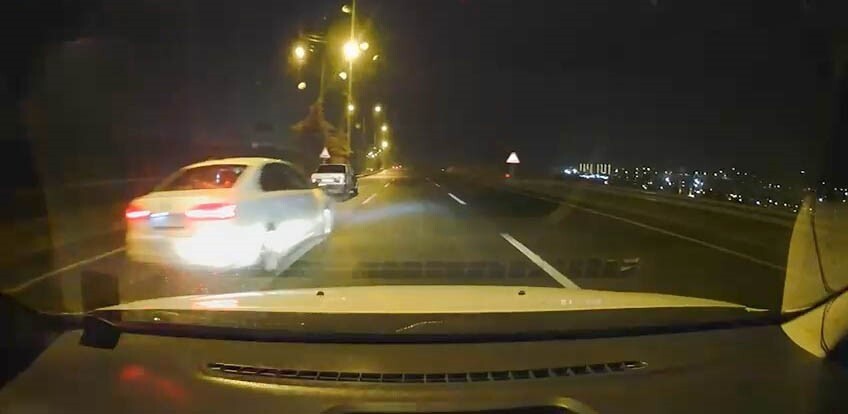 ELAZIĞ’DA YAĞMURUN ETKİSİNDEN DOLAYI ISLANAN YOLDA, MAKAS ATAN SÜRÜCÜ KAMERAYA YANSIDI