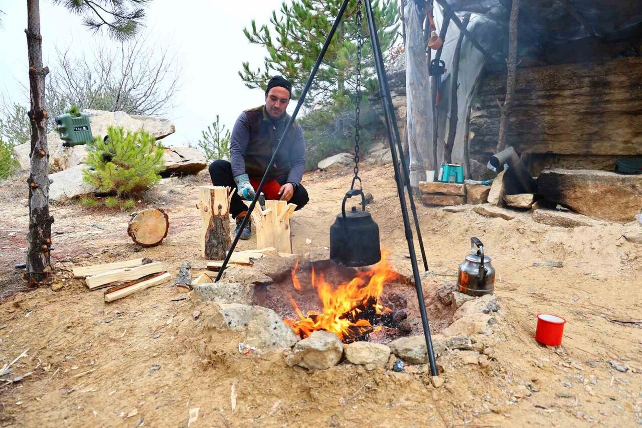 ELAZIĞ’DA YAŞAYAN 16 YILLIK COĞRAFYA ÖĞRETMENİ EMRAH TURHAN, DERSLERİNİ OKULDA İŞLERKEN BOŞ...