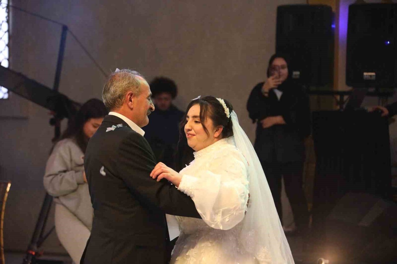 ELAZIĞ’DA YAŞAYAN 24 YAŞINDAKİ DOWN SENDROMLU ŞEVVAL TOPRAK’IN EN BÜYÜK HAYALİ OLAN GELİNLİK...