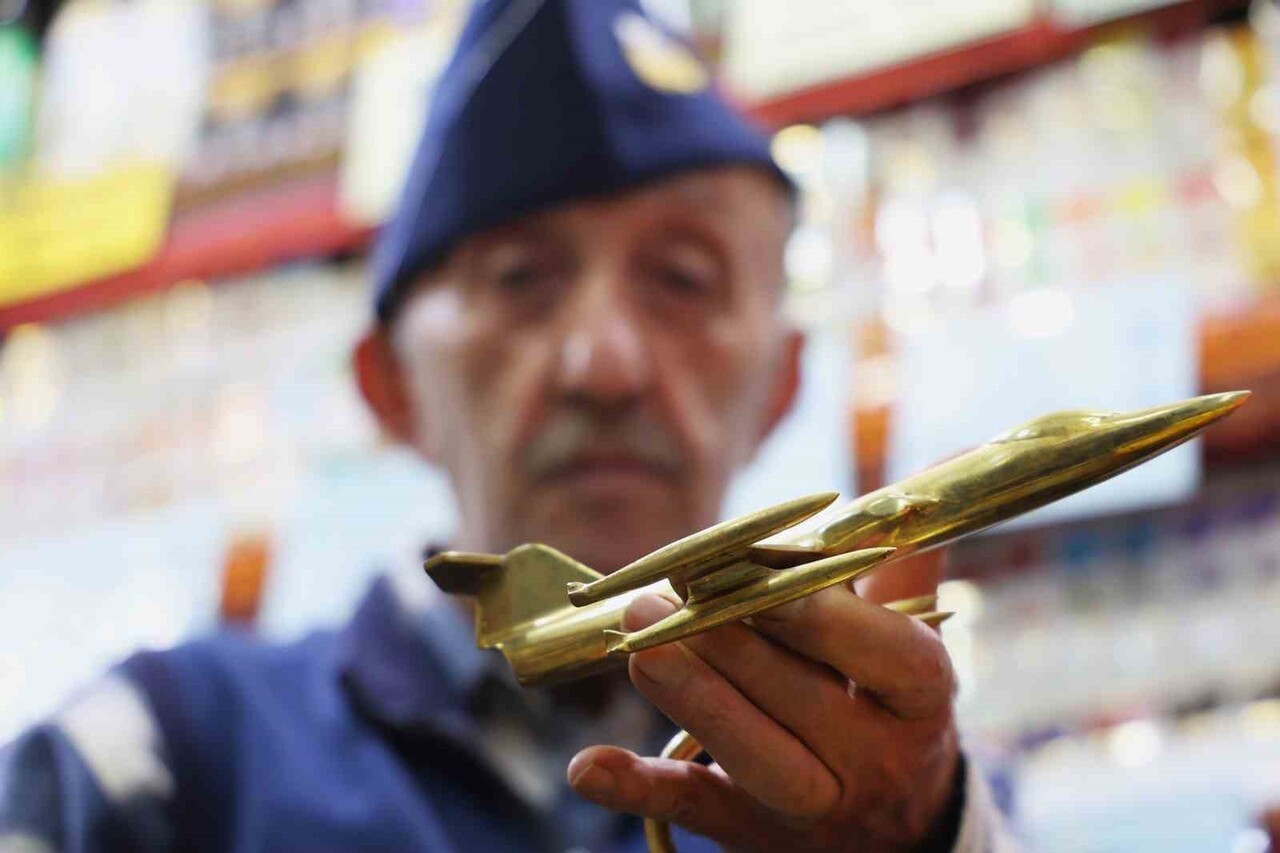 ELAZIĞ’DA YAŞAYAN VE 1965 YILINDAN BU YANA UÇAKLARA DUYDUĞU ÇOCUKLUK HAYALİNİ YAŞATAN ATİLLA...