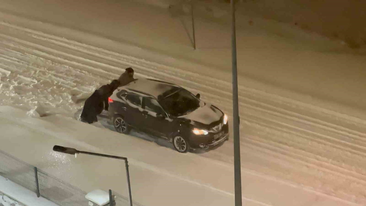 ELAZIĞ’DA YOLDA KALAN ARAÇLAR, VATANDAŞLARIN EL BİRLİĞİ İLE ÇIKARILDI. ARAÇLARI İTENLER ARASINDA...