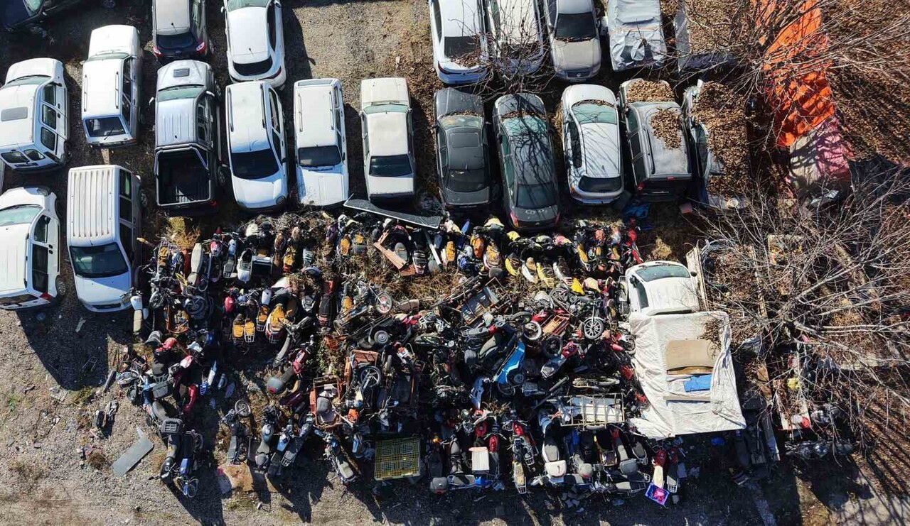 ELAZIĞ’DAKİ YEDİEMİN OTOPARKINDA UZUN SÜREDİR BEKLEYEN YÜZLERCE ARACIN YOSUN TUTARAK ÇÜRÜMEYE...