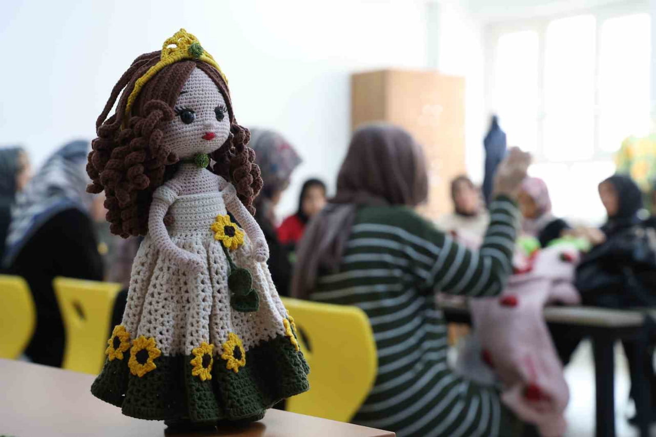 ELAZIĞ HALK EĞİTİM MERKEZİ BÜNYESİNDE AÇILAN AMİGURUMİ VE ÖRGÜ KURSUNDA 20 KADIN EL EMEĞİ ÜRÜNLER...