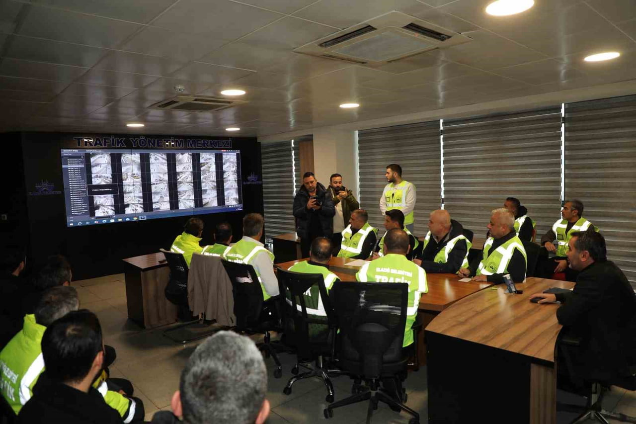 ELAZIĞ’I ETKİSİ ALTINA ALAN KAR YAĞIŞIYLA BİRLİKTE ELAZIĞ BELEDİYESİ KARLA MÜCADELE EKİPLERİ YOĞUN...