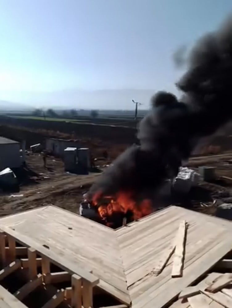 ELAZIĞ’IN YAZIKONAK BELDESİNDE PARK HALİNDEKİ BİR ARAÇ ALEV ALEV YANDI