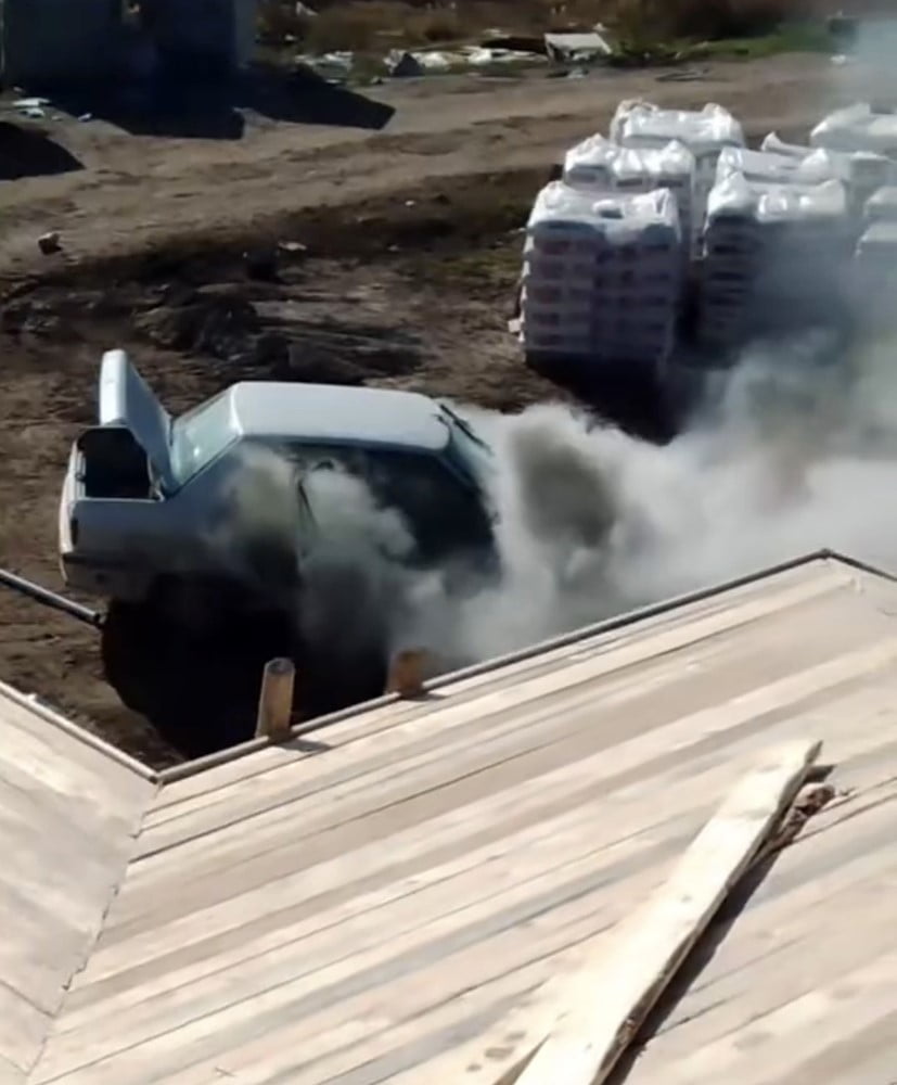 ELAZIĞ’IN YAZIKONAK BELDESİNDE PARK HALİNDEKİ BİR ARAÇ ALEV ALEV YANDI