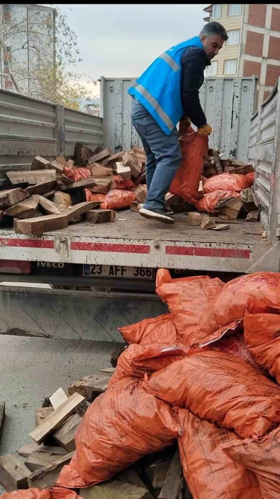 ELAZIĞ YETİMLER VAKFI, KIŞ AYLARININ YAKLAŞMASIYLA BİRLİKTE YETİM AİLELERİN ISINMA İHTİYACINI...