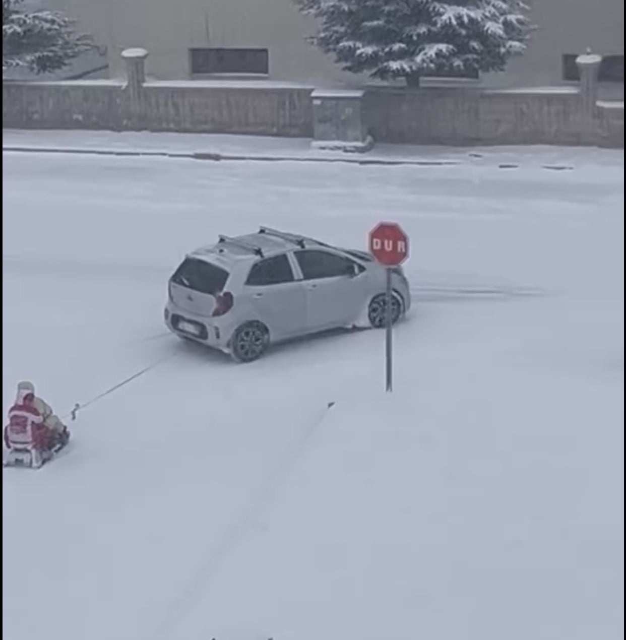 ELAZIĞDA KIZAĞI ARACIN ARKASINA BAĞLAYIP ÇEKTİLER