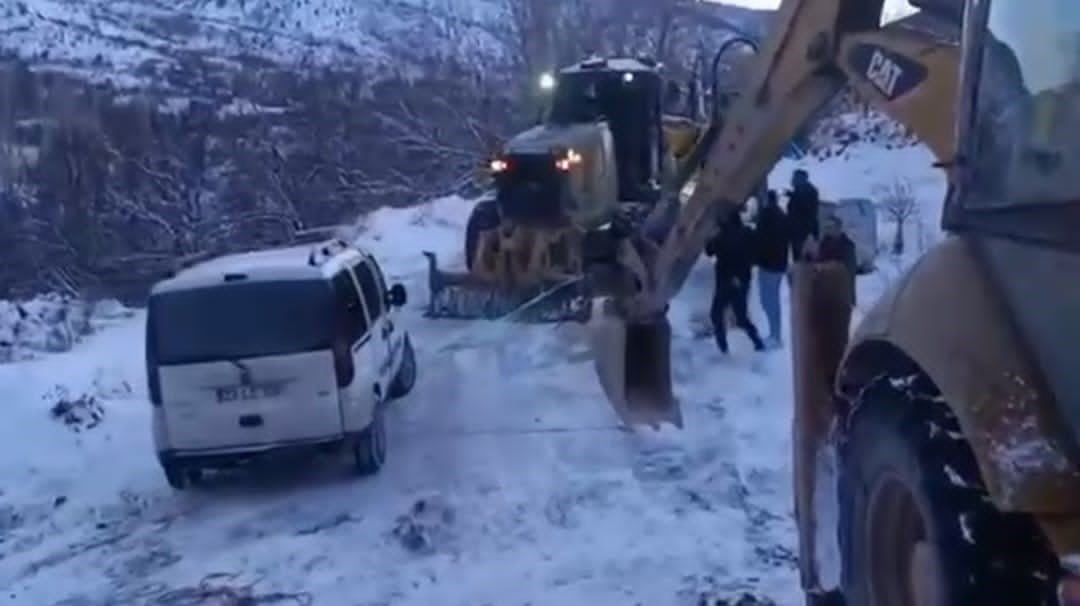 ELAZIĞDA MAHSUR KALAN ARAÇ KURTARILDI