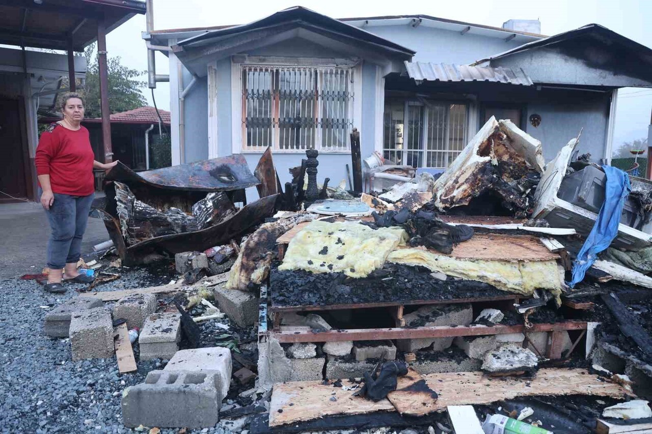 ELEKTRİK KONTAĞINDA YAŞANAN ARKLA BİRLİKTE ÇIKAN YANGINDA ALEVLERE TESLİM OLAN DEPO KULLANILMAZ...