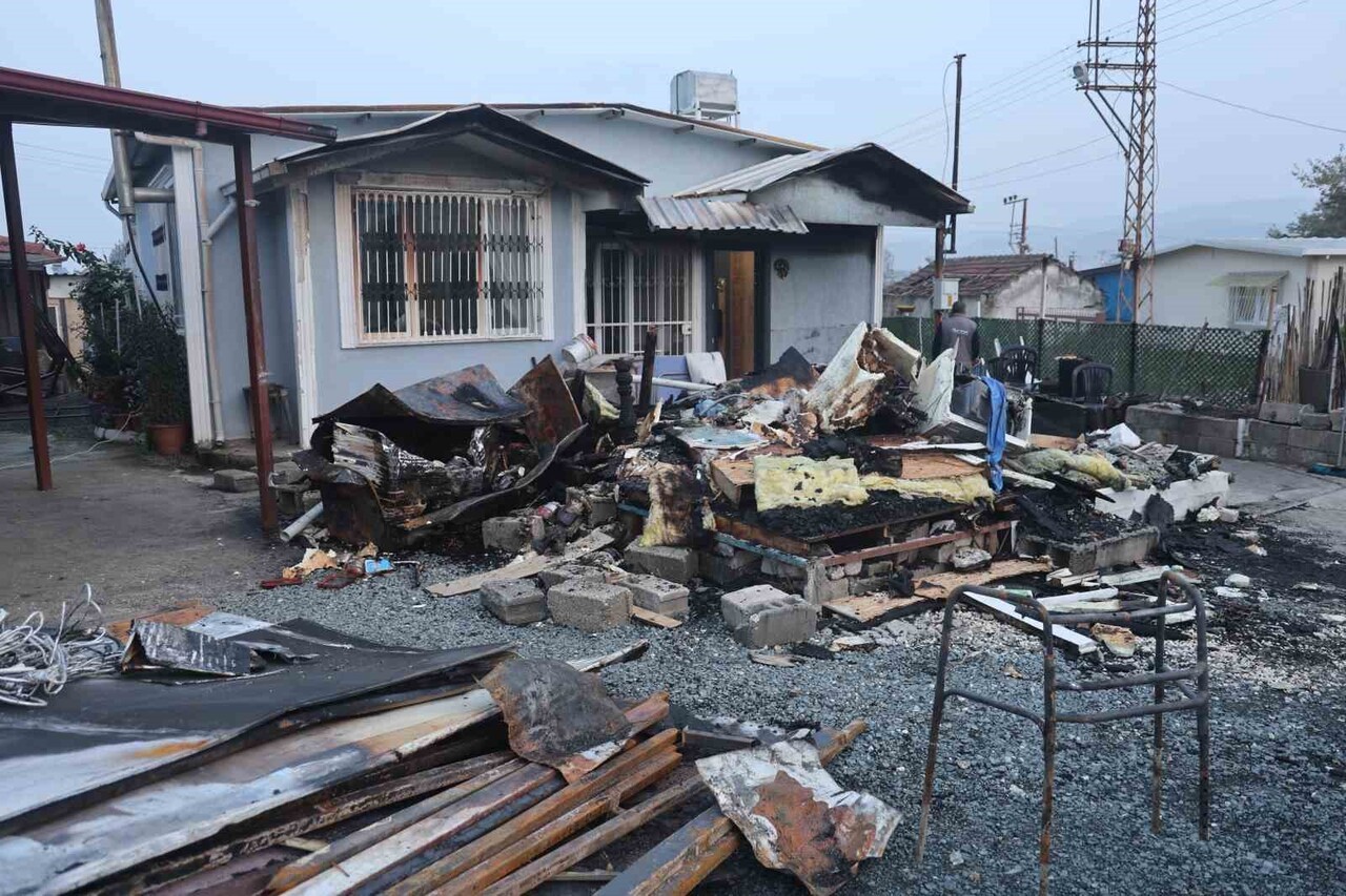 ELEKTRİK KONTAĞINDA YAŞANAN ARKLA BİRLİKTE ÇIKAN YANGINDA ALEVLERE TESLİM OLAN DEPO KULLANILMAZ...