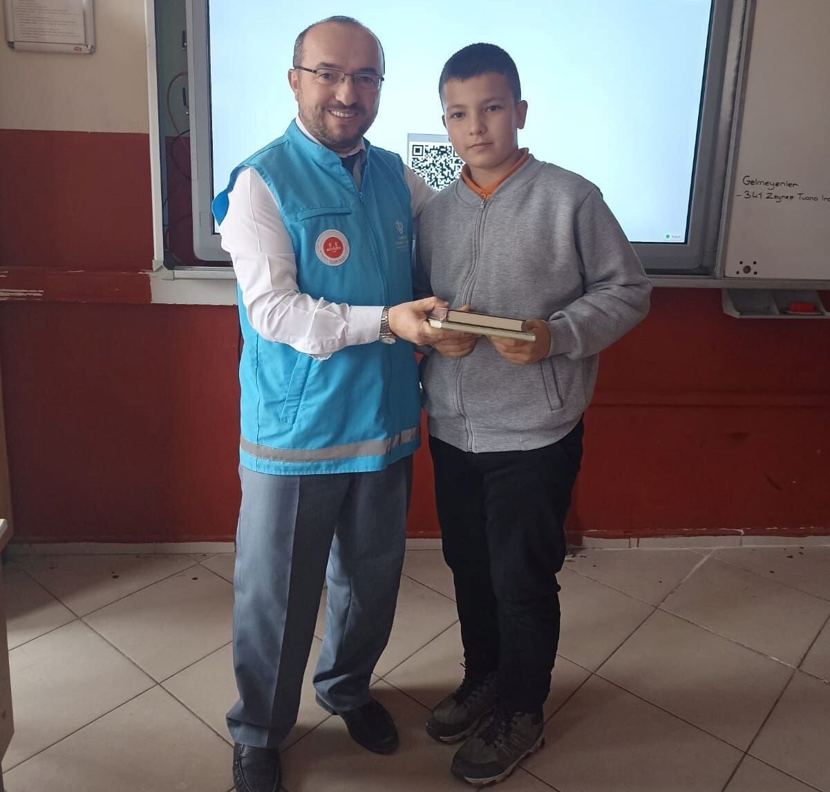 EMET İLÇE MÜFTÜLÜĞÜ TARAFINDAN EMET İLÇESİNDEKİ ASHAPOĞLU ORTAOKULU ÖĞRENCİLERİNE KUR'AN-I KERİM...