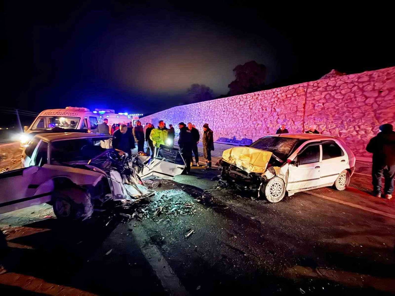 EMET’TE İKİ ARAÇ KAFA KAFAYA ÇARPIŞTI: 2’Sİ AĞIR 4 YARALI