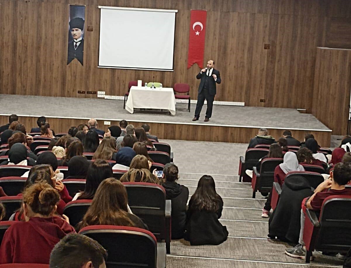 EMET’TE LİSE ÖĞRENCİLERİNE "HZ. PEYGAMBER VE ŞAHSİYET İNŞASI" BAŞLIKLI KONFERANS