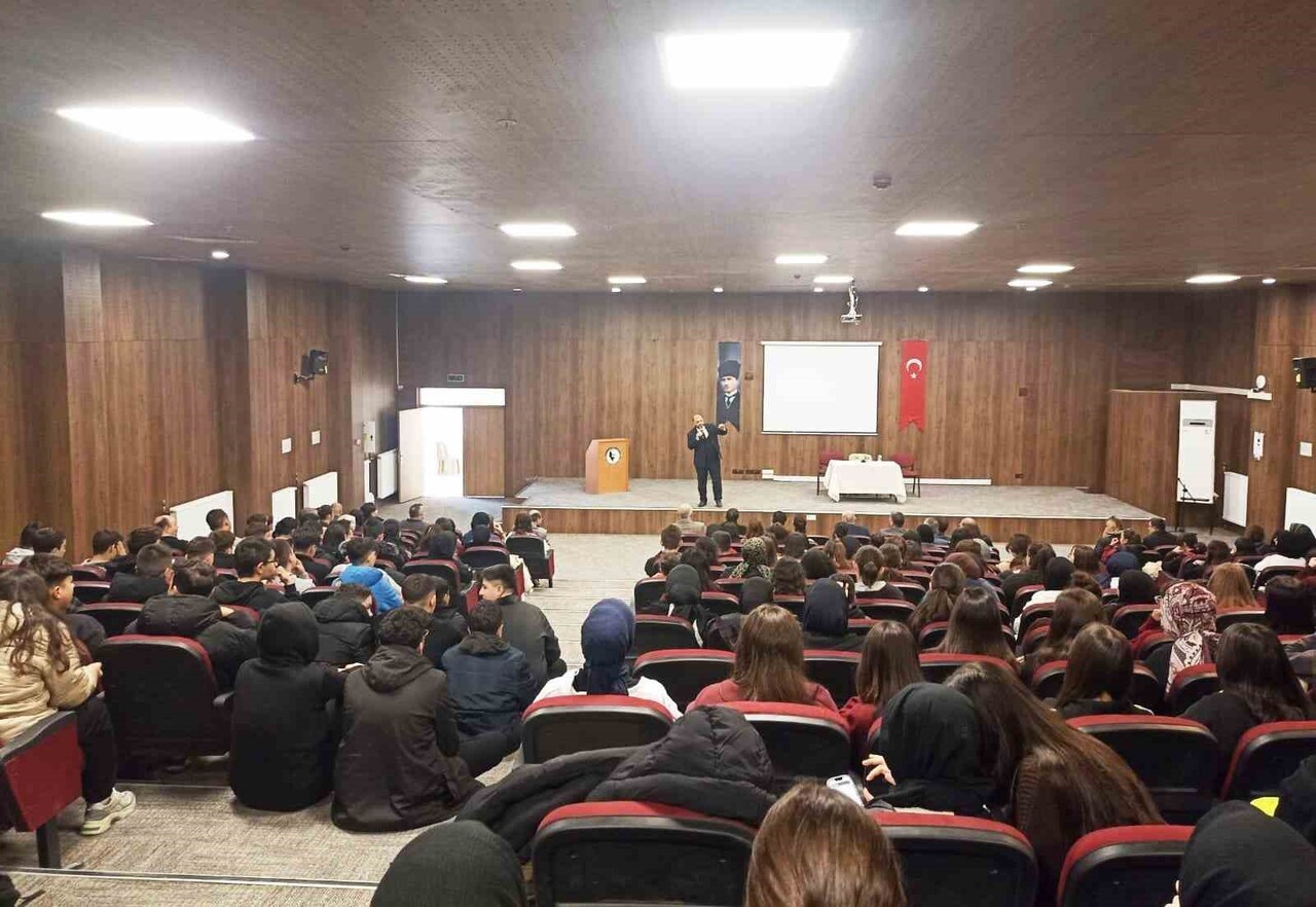 EMET’TE LİSE ÖĞRENCİLERİNE "HZ. PEYGAMBER VE ŞAHSİYET İNŞASI" BAŞLIKLI KONFERANS