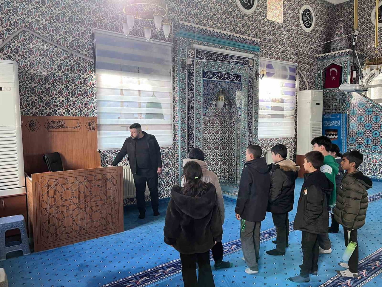 EMİRDAĞ’DA PERİHAN KEMAL ÇUNA İLKOKULU ÖĞRENCİLERİNDEN EMİRDAĞ ŞUBE CAMİİ ZİYARETİ