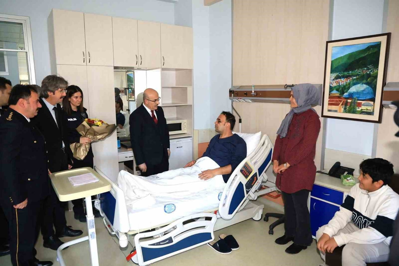 EMNİYET GENEL MÜDÜRÜ DEMİRTAŞ, YARALI POLİSLERİ ZİYARET ETTİ