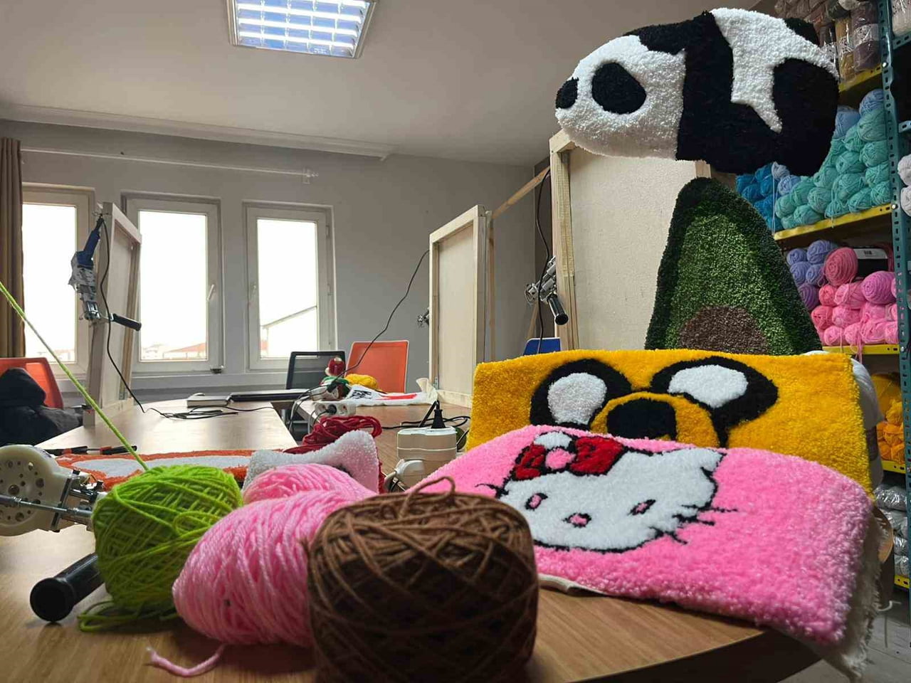 EMRE ARAL BÜTÜN BİRİKİMİ İLE AÇTIĞI TUFTİNG İSİMLİ HALI DOKUMA ATÖLYESİNDE GELEN VATANDAŞLAR HEM...