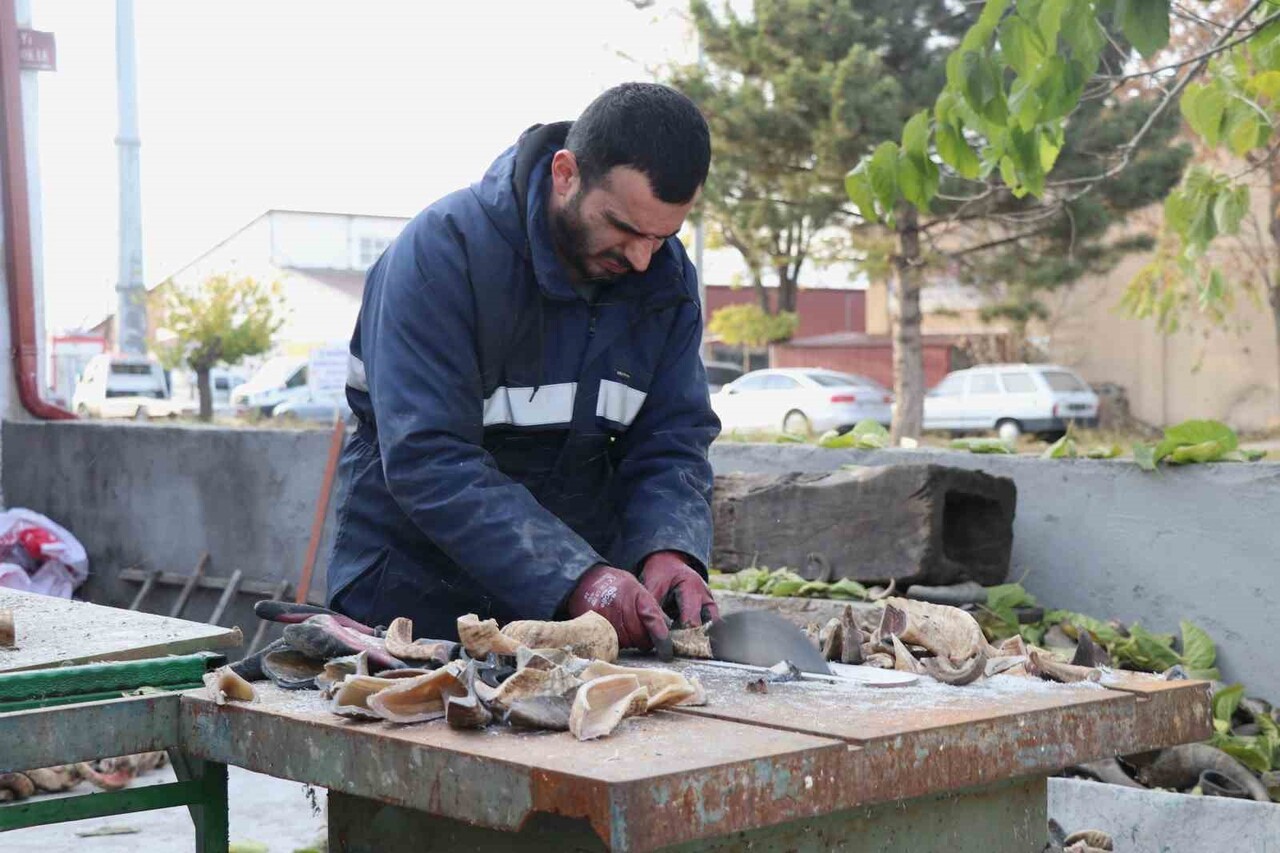 EMRE GÖÇERİ, SİVAS'TA UZUN YILLARDIR BIÇAKÇILIK YAPIYOR