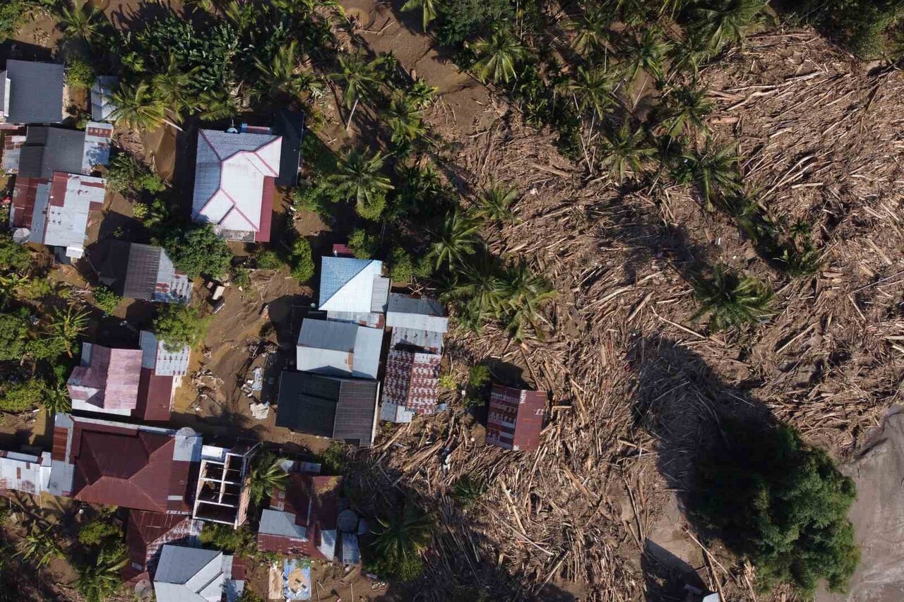 ENDONEZYA’DA ETKİLİ OLAN MUSON YAPIŞLARININ YOL AÇTIĞI SEL VE TOPRAK KAYMALARINDA HAYATINI...