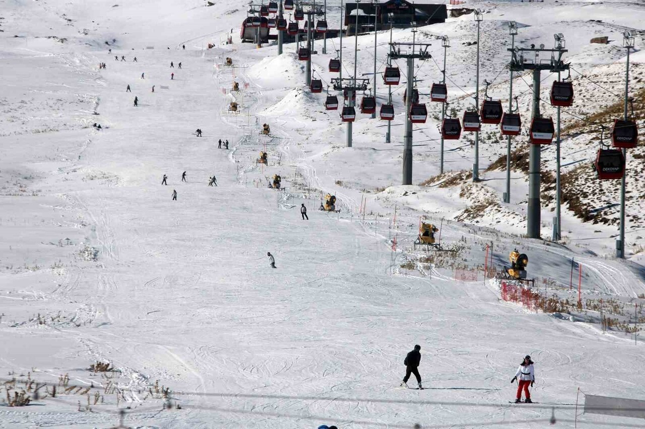 ERCİYES'TE KAYAK SEZONUNUN AÇILMASIYLA BERABER KAYAKSEVERLER PİSTLERE AKIN ETTİ.