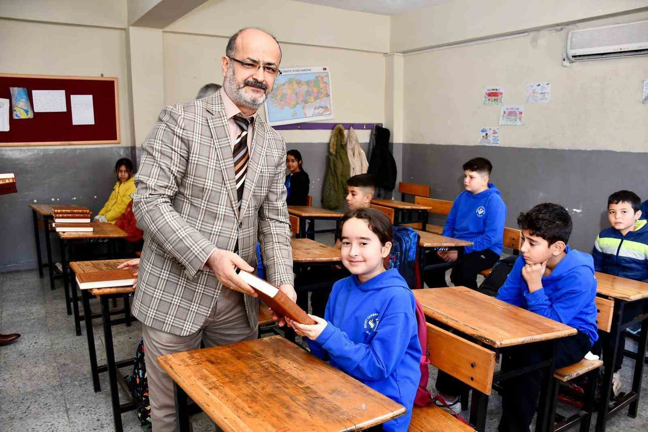 EROĞLU VE DOĞRU, ÖĞRENCİLERE KUR’AN-I KERİM HEDİYE ETTİ