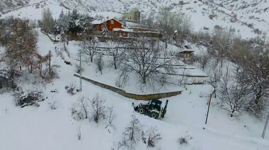 ERZİNCAN’DA KAR VE TİPİ ULAŞIMI OLUMSUZ ETKİLEDİ: 12 KÖY YOLU KAPANDI