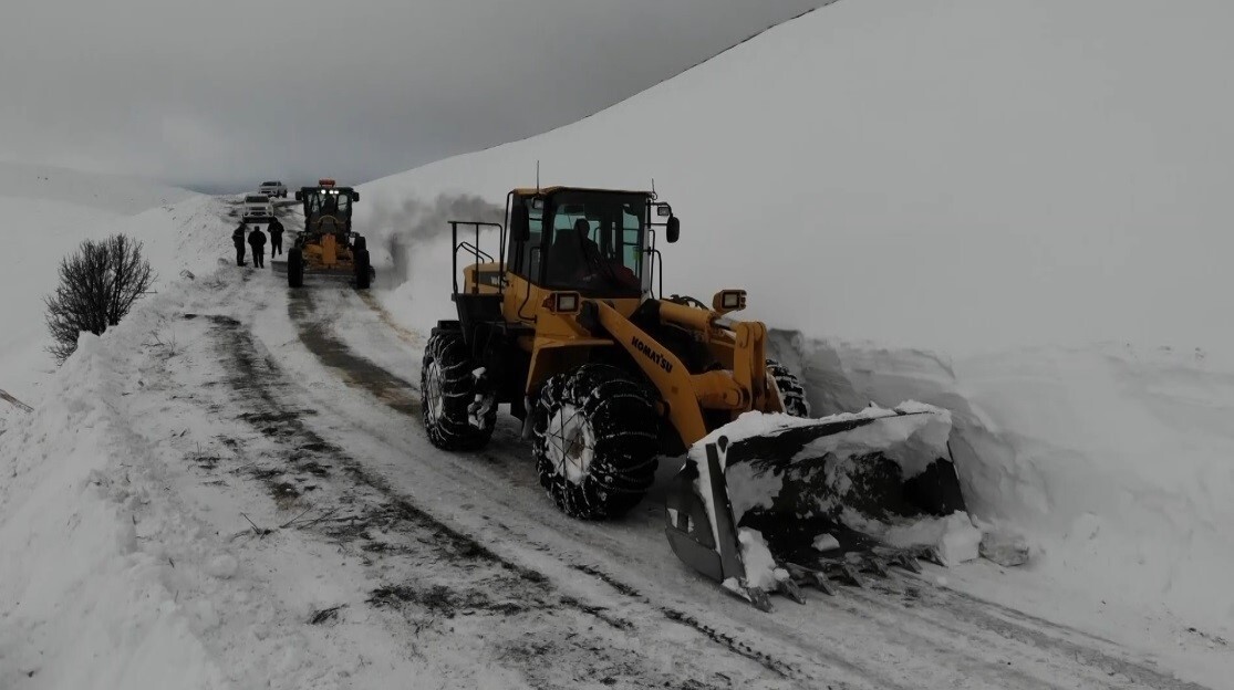 ERZİNCAN’DA KARDAN ULAŞIMA KAPANAN 12 KÖY YOLU AÇILDI