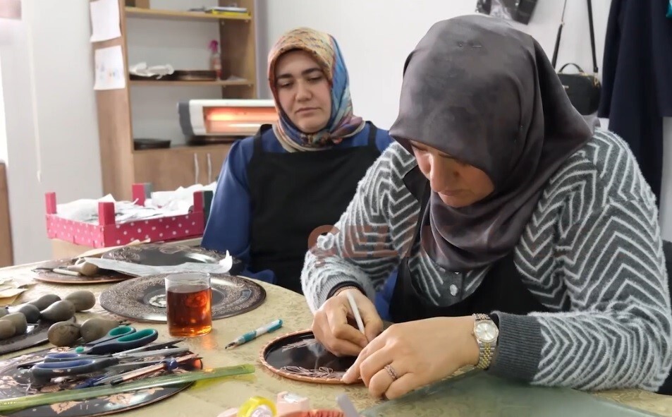 ERZİNCAN’DA TARİHİ GEÇMİŞİ BULUNAN BAKIR İŞLEMECİLİĞİ, KADINLARIN EMEĞİYLE GELECEĞE...
