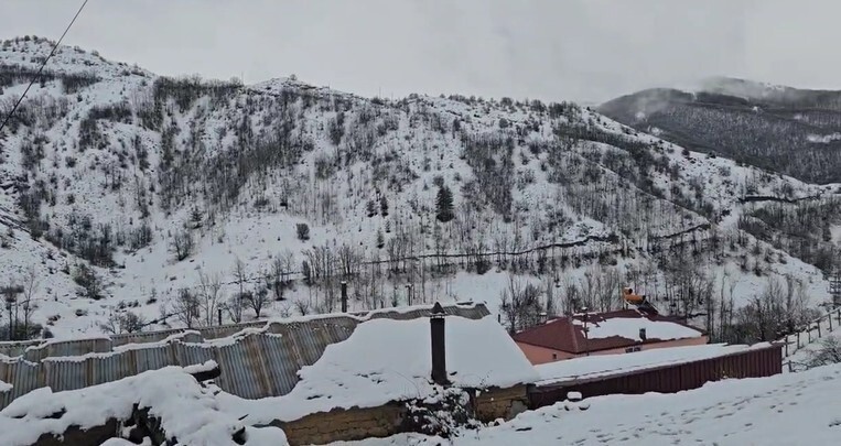 ERZİNCAN’IN YÜKSEK KESİMLERİ BEYAZA BÜRÜNDÜ