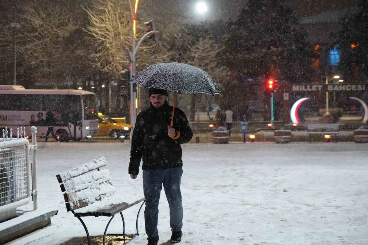 ERZİNCAN ŞEHİR MERKEZİNDE KAR YAĞIŞI ETKİLİ OLMAYA BAŞLADI