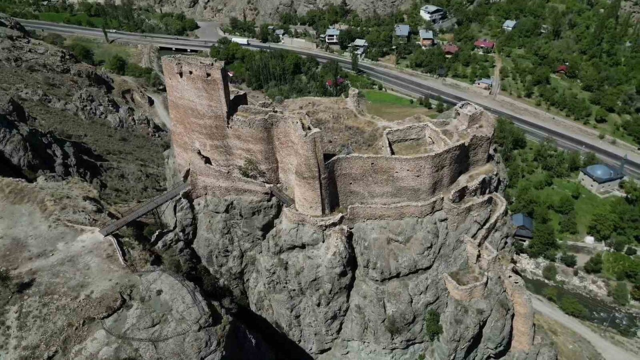 ERZURUM'UN UZUNDERE İLÇESİNDE YER ALAN ENGÜZEKKAPI KALESİ, YAKLAŞIK BİN YILLIK TARİHİYLE...