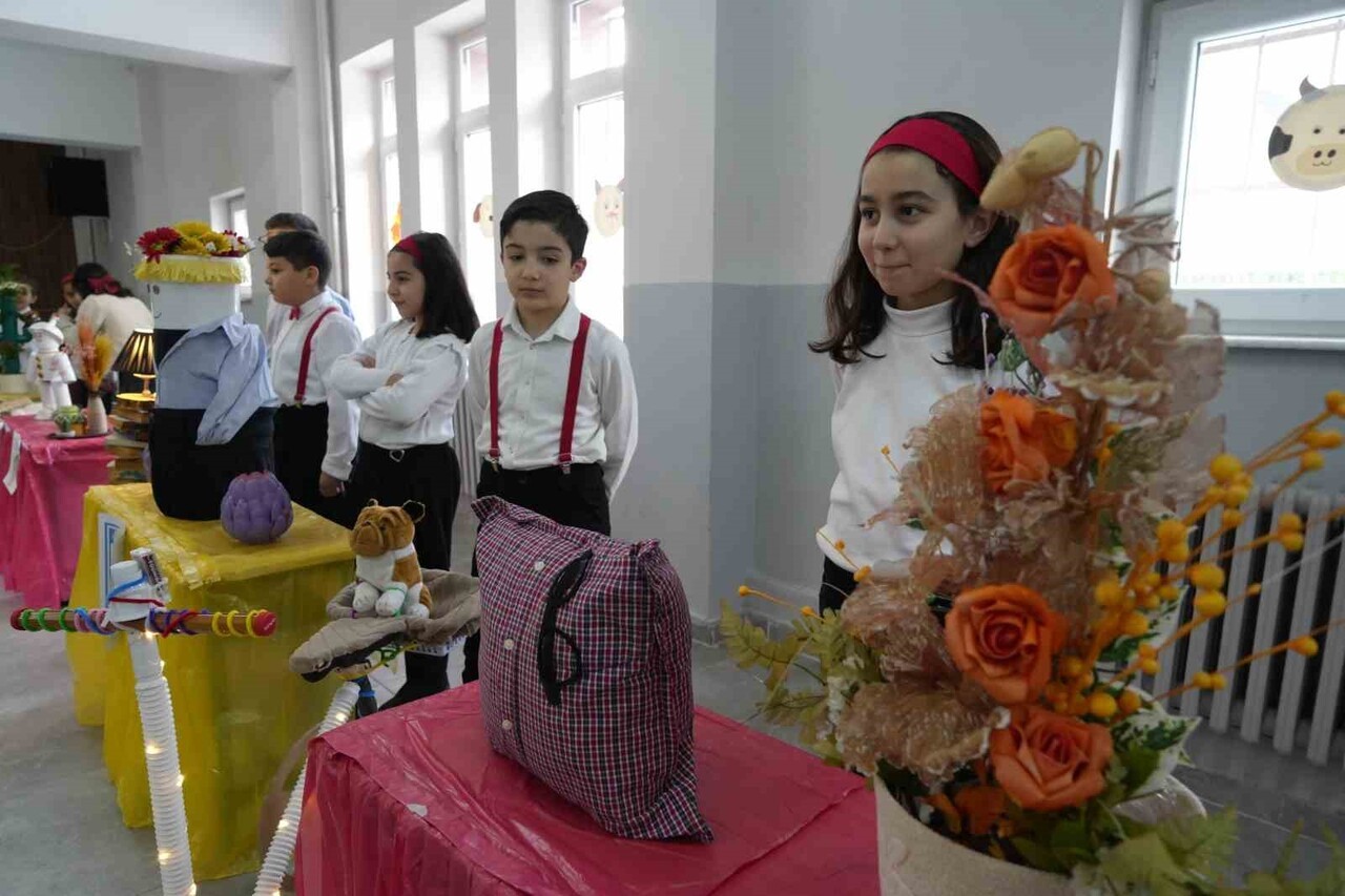 ERZURUM'UN YAKUTİYE İLÇESİ KÜLTÜR KURUMU İLKOKULU ÖĞRENCİLERİ, ÖĞRETMEN VE VELİLERİN DESTEĞİYLE...