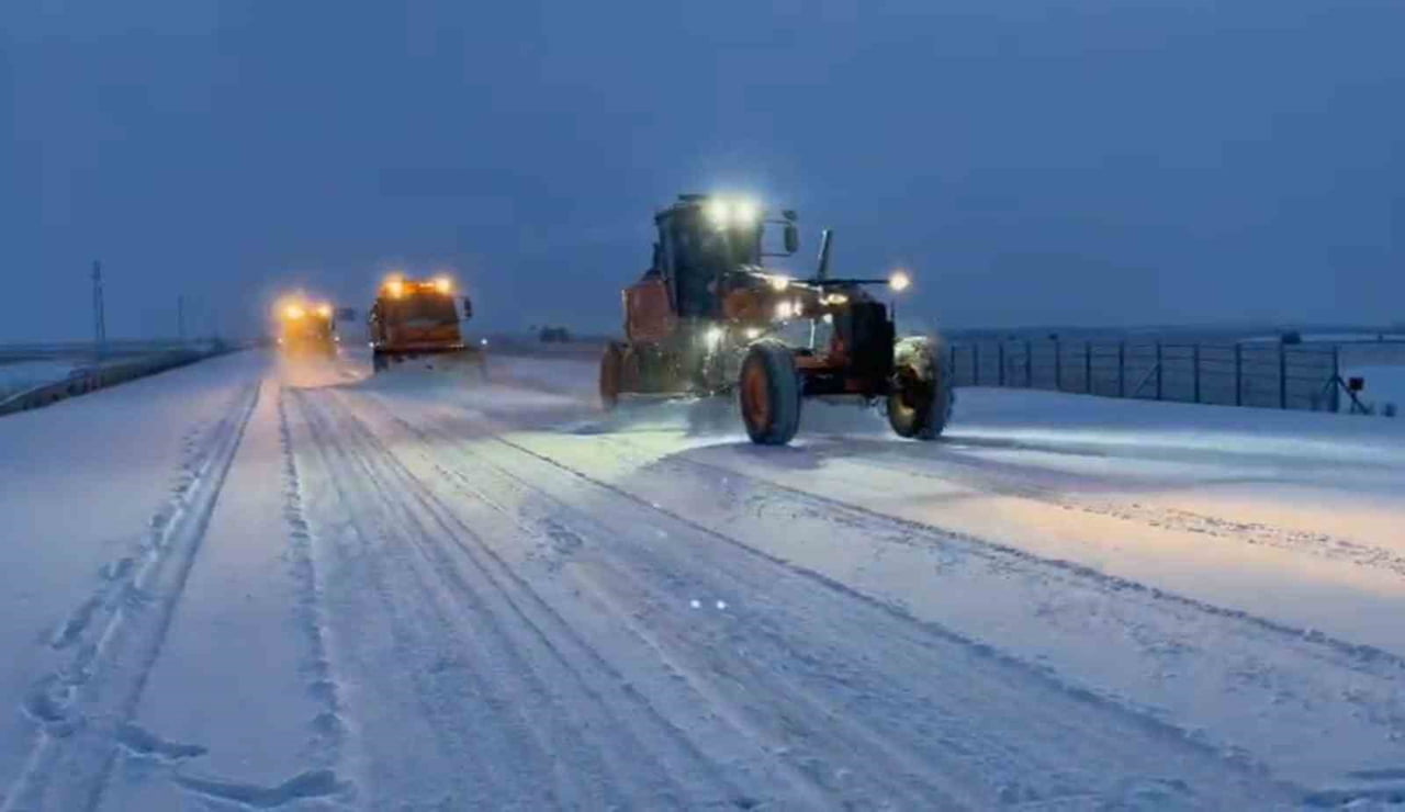 ERZURUM AŞKALE 121. KARAYOLLARI ŞUBE ŞEFLİĞİ EKİPLERİ, GECE SAATLERİNDE BAŞLAYAN KAR YAĞIŞININ...