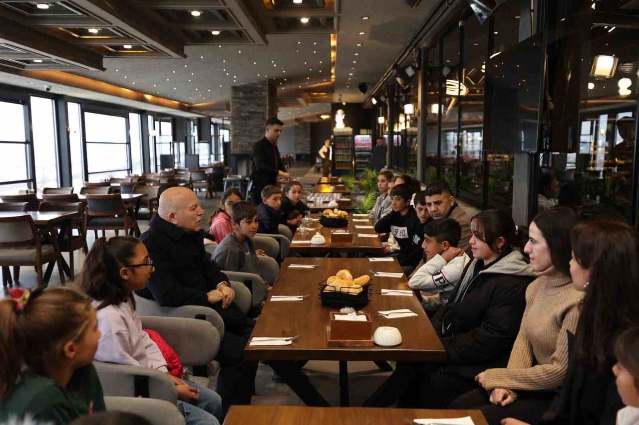 ERZURUM BÜYÜKŞEHİR BELEDİYE BAŞKANI MEHMET SEKMEN, SABAH KAHVALTISINDA ÇOCUKLARLA BİR ARAYA...