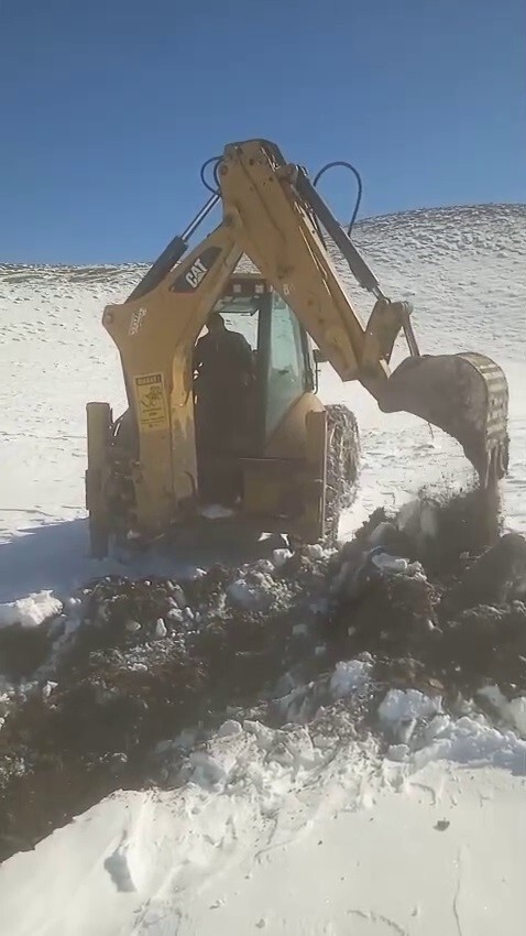 ERZURUM BÜYÜKŞEHİR BELEDİYESİ ESKİ EKİPLERİ AĞIR KIŞ ŞARTLARI ALTINDA VATANDAŞLARIN İÇME SUYU...