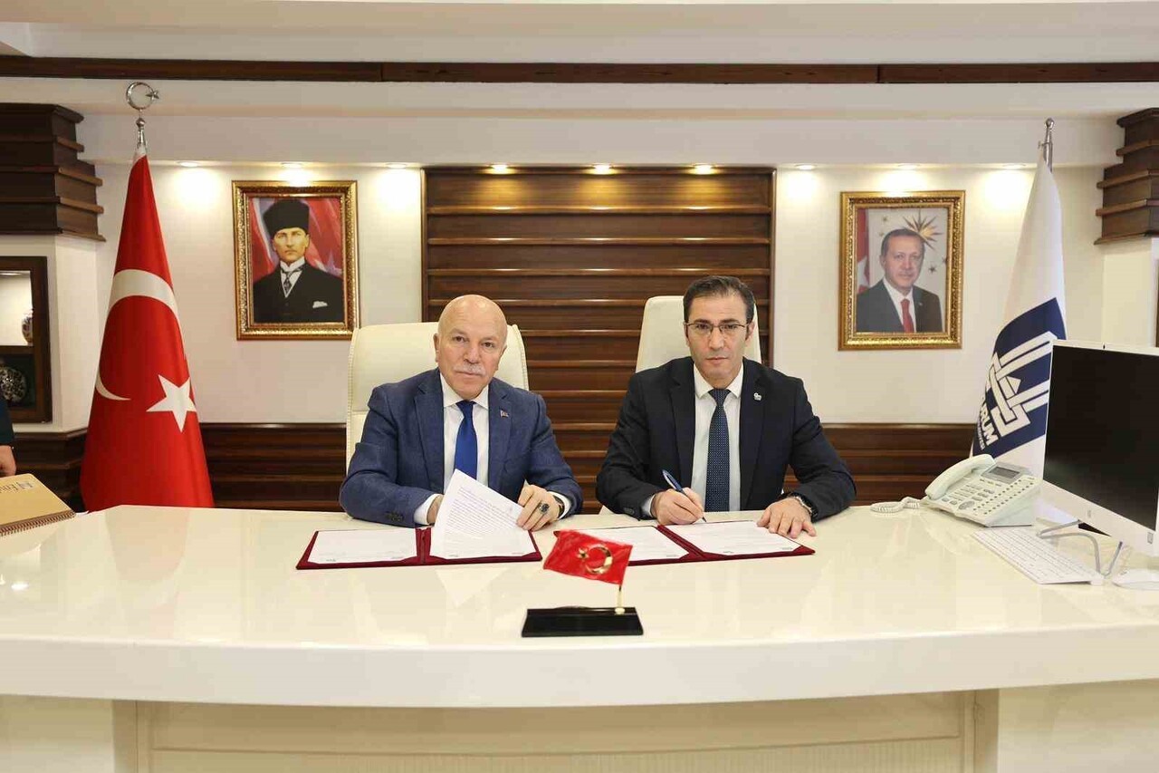 ERZURUM BÜYÜKŞEHİR BELEDİYESİ’NDE GERÇEKLEŞEN SÖZLEŞME İMZA TÖRENİNE; BELEDİYE BAŞKANI MEHMET...