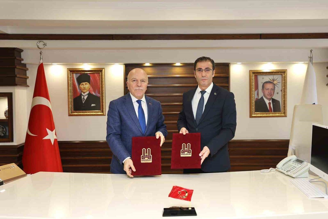 ERZURUM BÜYÜKŞEHİR BELEDİYESİ’NDE GERÇEKLEŞEN SÖZLEŞME İMZA TÖRENİNE; BELEDİYE BAŞKANI MEHMET...