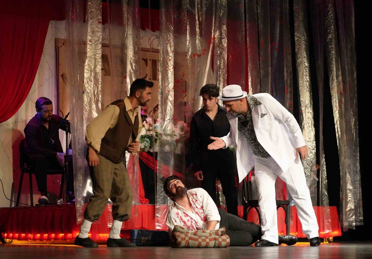 ERZURUM BÜYÜKŞEHİR BELEDİYESİ ŞEHİR TİYATROSU’NUN SAHNEYE KOYDUĞU "HANÇER HAVASI" OYUNU İLK...