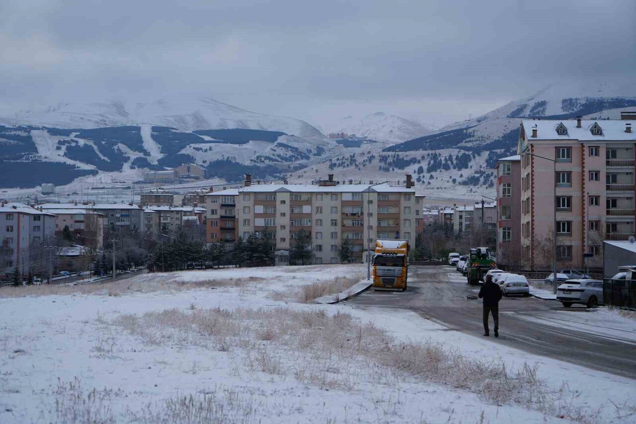 ERZURUM’DA DÜN GECE ETKİLİ OLMAYA BAŞLAYAN KAR YAĞIŞI KISA SÜRE SONRA DURDU. 3 GÜN BOYUNCA KAR...