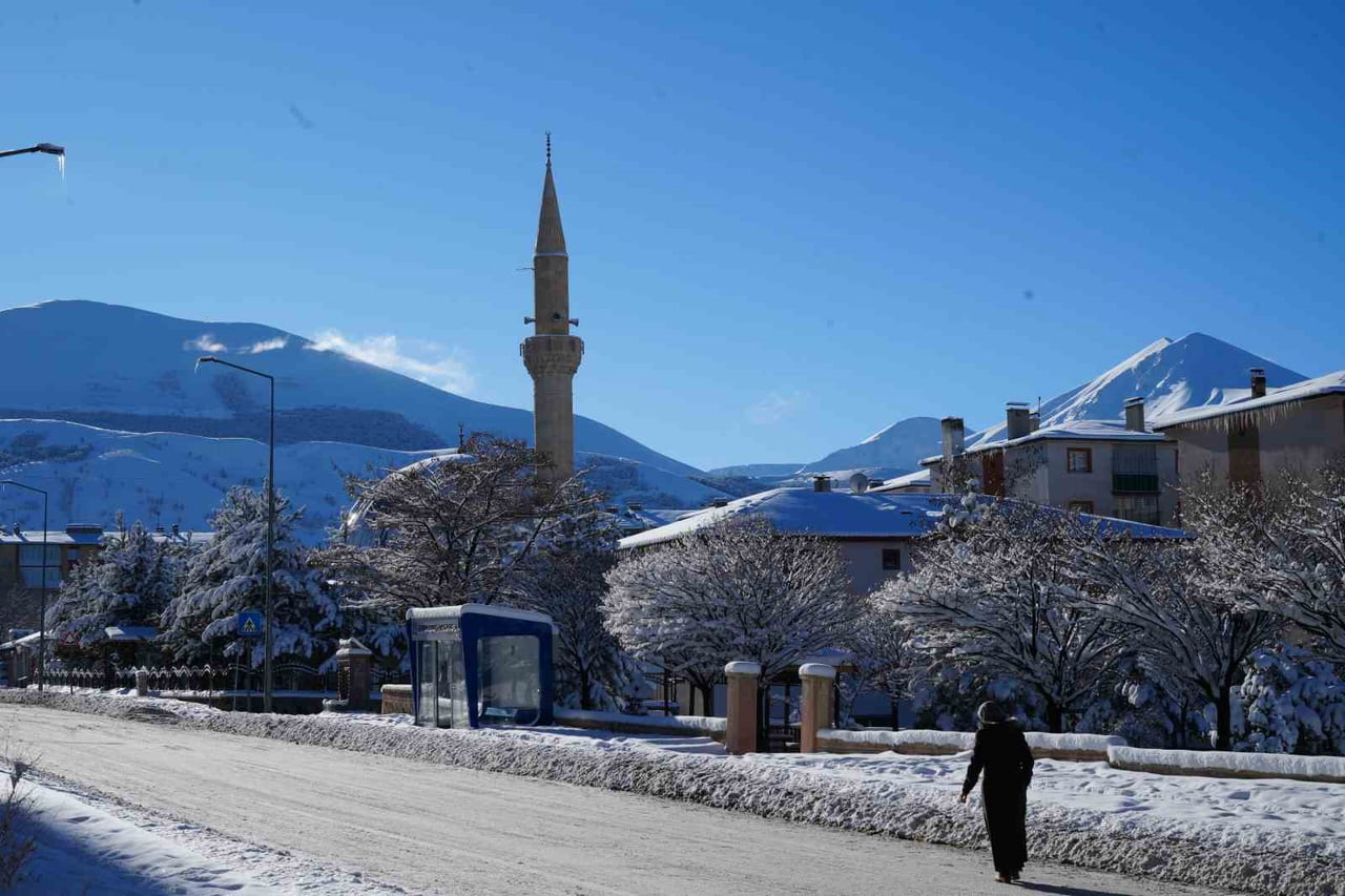 ERZURUM’DA DÜNDEN BU YANA ETKİLİ OLAN KAR YAĞIŞI KENTİ BEYAZ ÖRTÜYE BÜRÜDÜ. ERZURUM’DA TOPLAM BİN...