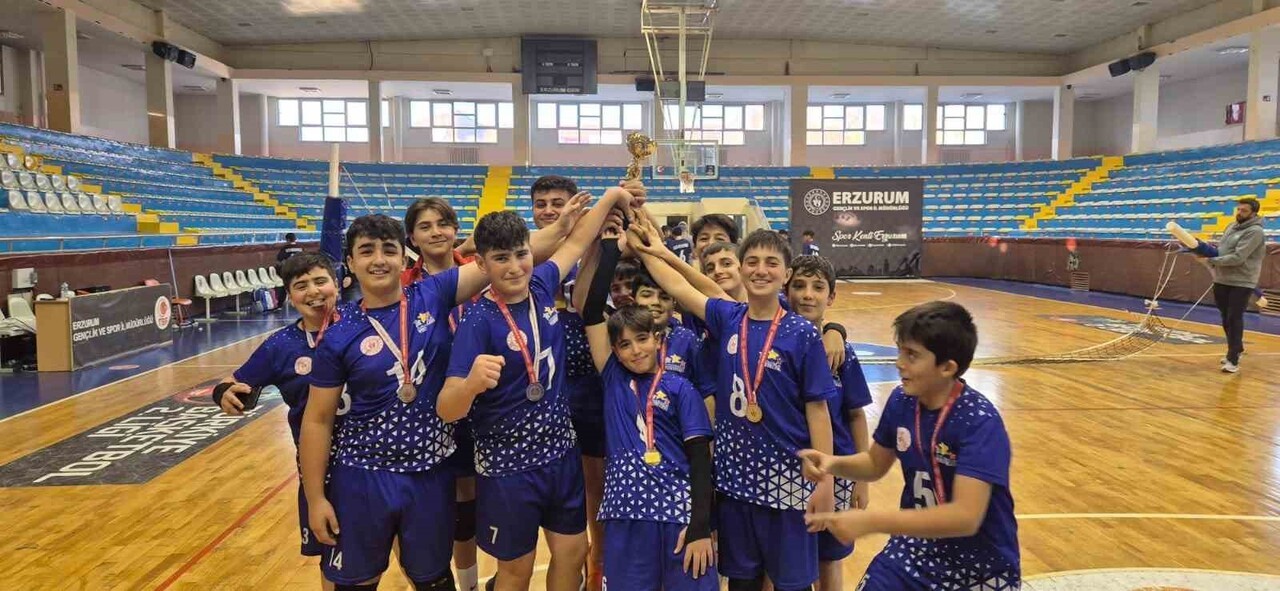 ERZURUM’DA DÜZENLENEN ORTAOKULLAR ARASI VOLEYBOL İL MÜSABAKALARINDA AŞKALE İBRAHİM POLAT ORTAOKULU...