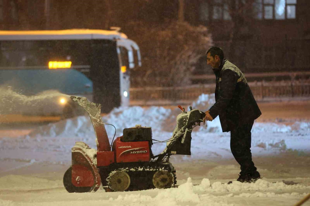 ERZURUM’DA ETKİLİ OLAN KAR YAĞIŞINA KARŞI, ERZURUM BÜYÜKŞEHİR BELEDİYESİ EKİPLERİ 24 SAAT ESASINA...