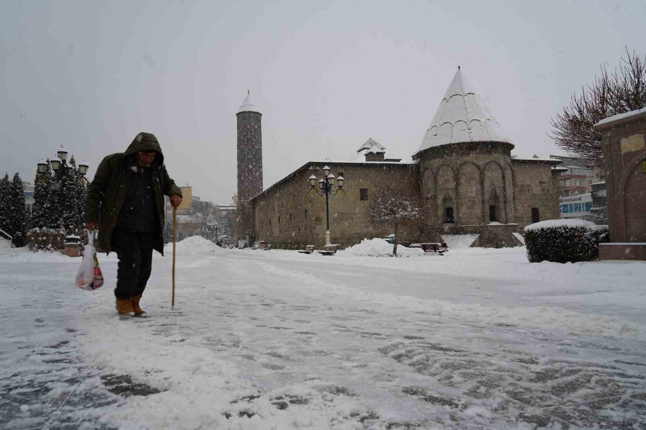ERZURUM’DA ETKİLİ OLAN YOĞUN KAR YAĞIŞI HAYATI ADETA FELÇ ETTİ.