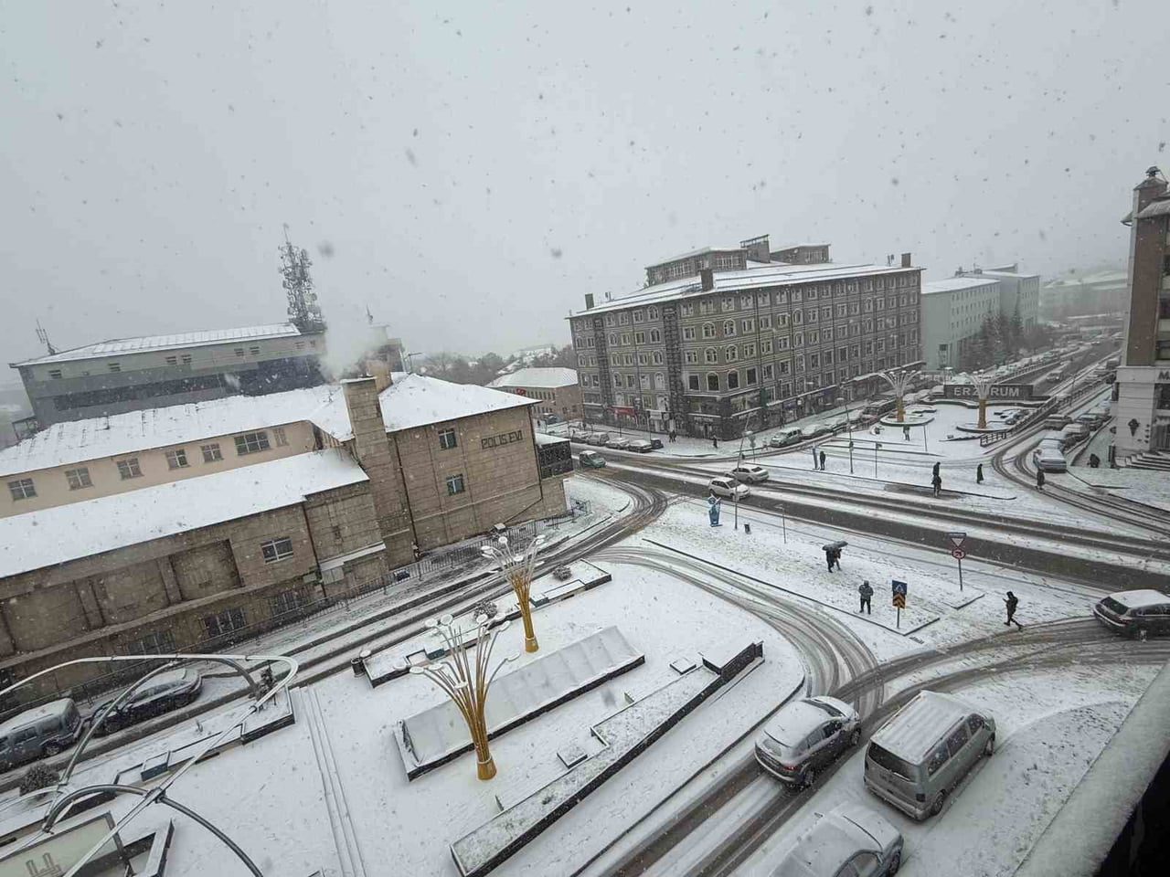 ERZURUM’DA ETKİLİ OLAN YOĞUN KAR YAĞIŞI HAYATI OLUMSUZ YÖNDE ETKİLİYOR.