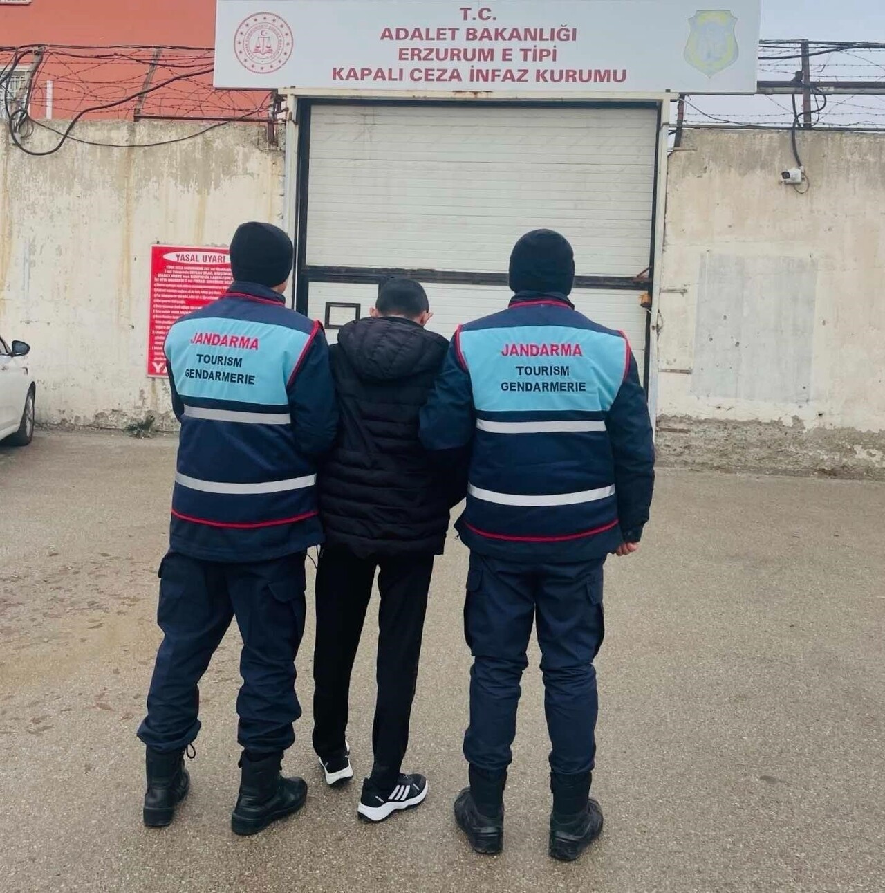 ERZURUM’DA HAKKINDA 17 YIL 8 AY KESİNLEŞMİŞ HAPİS CEZASI BULUNAN ŞAHIS JANDARMA EKİPLERİNCE...