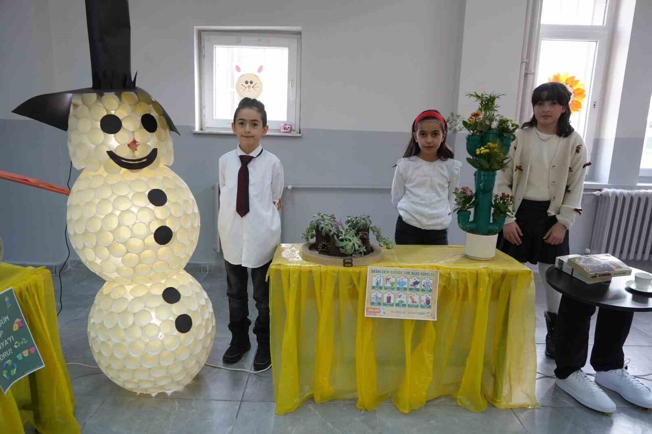 ERZURUM’DA İLKOKUL DÖRDÜNCÜ SINIF ÖĞRENCİLERİ, ÇEVRELERİNDE KULLANILMAYAN ATIKLARI DEĞERLENDİREREK...