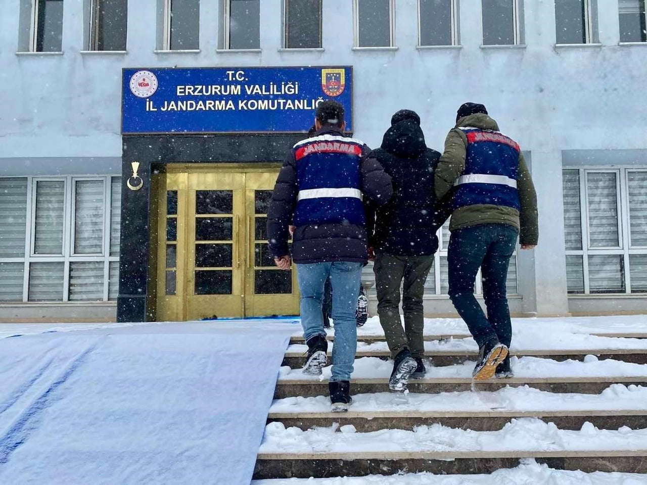 ERZURUM’DA JANDARMA EKİPLERİNCE DEAŞ’A YÖNELİK DÜZENLENEN OPERASYONDA 1 KİŞİ YAKALANDI.