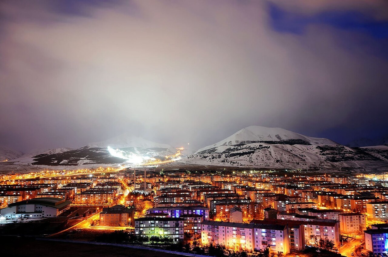 ERZURUM’DA YAĞIŞ VE SOĞUK HAVA ÖZELLİKLE YÜKSEK KESİMLERDE ETKİLİ OLMAYA DEVAM EDİYOR.